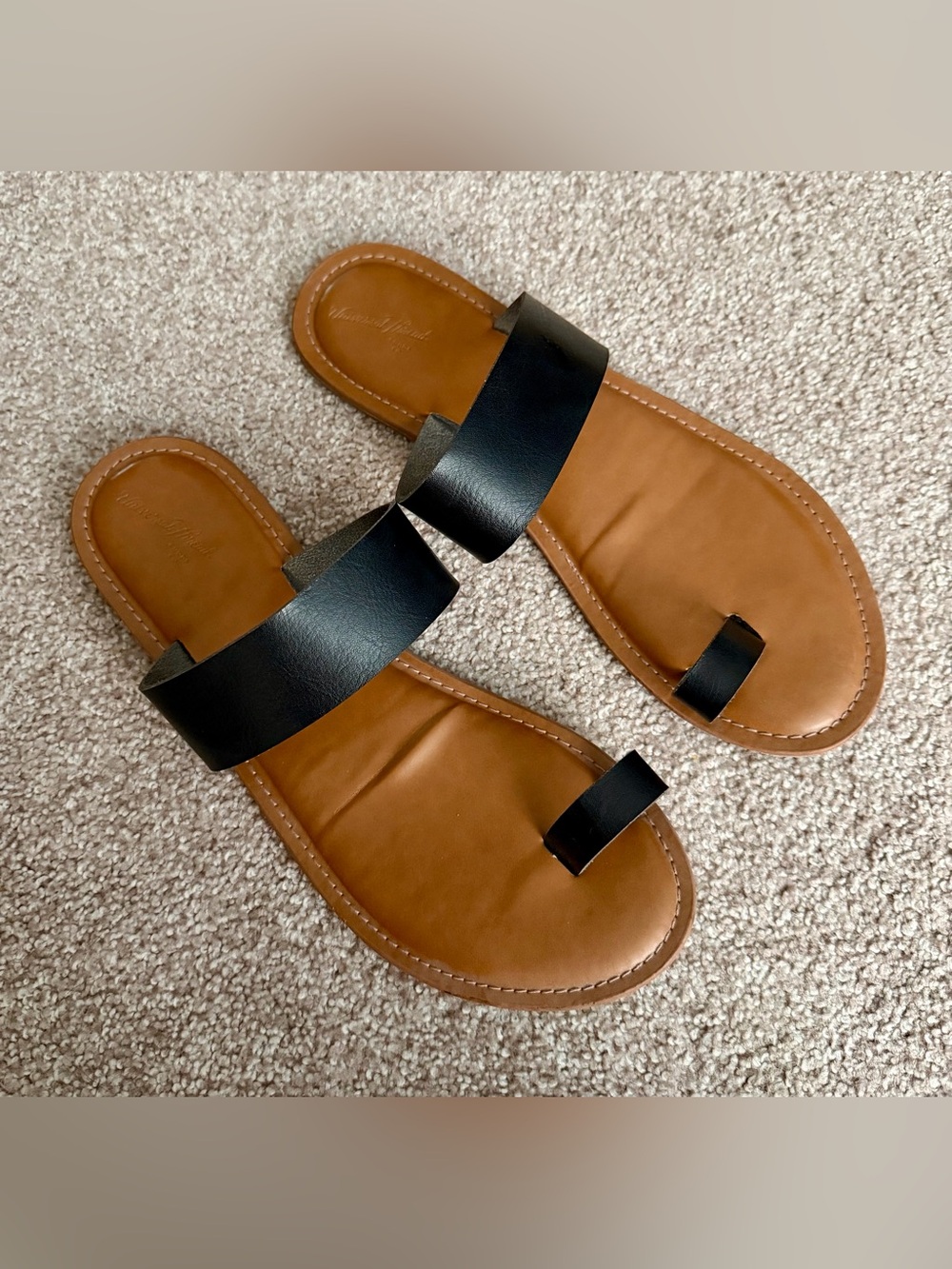 Universal Thread Black-Strap Toe Loop Sandals